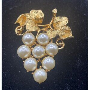 Vtg Gold Tone Grapes & Leaves Faux Pearl Cluster Brooch Pin Classic Grannycore